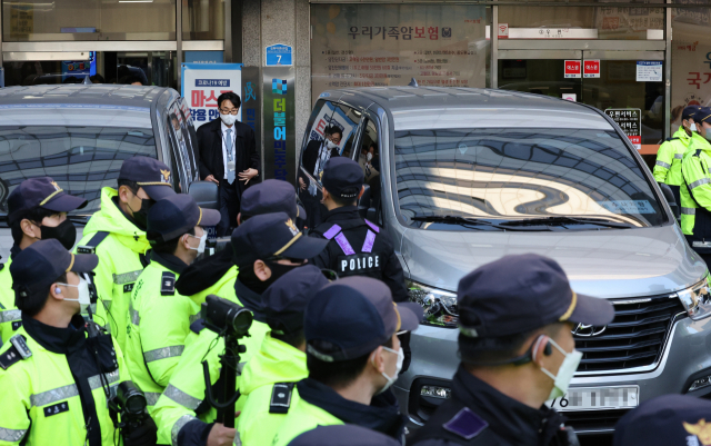민주, 김용 구속기소에 “예고됐던 일…명백히 정치탄압”