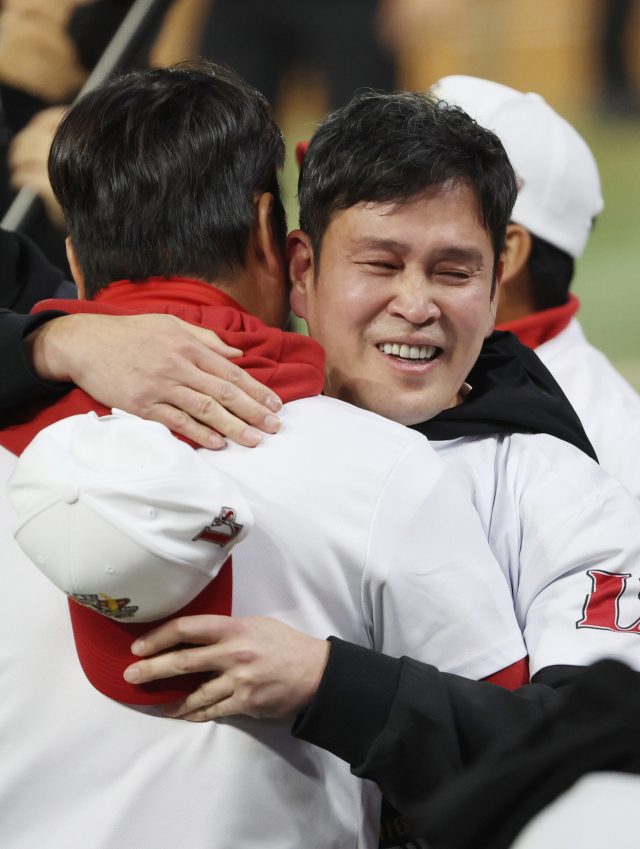 정용진 구단주가 8일 SSG 랜더스의 한국시리즈 우승 확정 뒤 그라운드에서 선수들과 포옹하고 있다. 연합뉴스