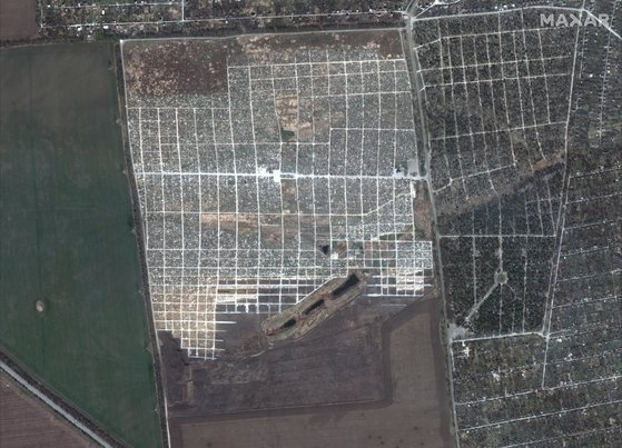 미국 상업위성기업 맥사가 지난 4월 11일 마리우폴 인근에 조성된 집단매장지를 위성사진으로 포착했다. 로이터=연합뉴스