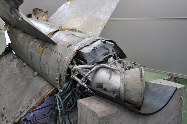 국방부가 지난 6일 동해 이남에서 인양한 북한 미사일 잔해물 추정 물체. 형상 및 특징으로 볼 때 북한의 SA-5 미사일로 판명됐다. 사진제공=국방부 제공