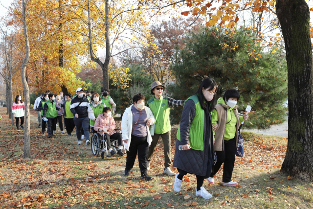 꿈을 향한 삼남길 트레킹 행사에서 서창희(가운데) 이사장을 비롯한 코오롱 임직원 봉사자들과 장애인 참가자들이 삼남길을 걷고 있다. 사진제공=코오롱