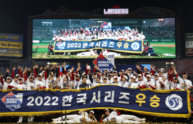 8일 인천 SSG 랜더스필드에서 열린 2022 프로야구 KBO리그 한국시리즈 6차전 경기에서 키움을 꺾고 우승을 차지한 SSG 정용진 구단주를 비롯한 선수단이 환호하고 있다. 연합뉴스