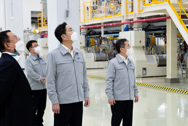 이재용(오른쪽 두 번째) 삼성전자 회장이 8일 삼성전기 부산사업장을 찾아 MLCC 원료 제조 현장을 점검하고 있다. 사진 제공=삼성전자