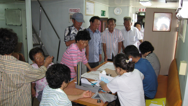전라남도 병원선에서 섬 지역 주민들이 진료를 받고 있는 모습. 사진 제공=전남도