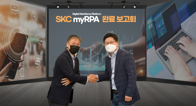 지난 8일 서울 종로 SKC 본사에서 오선관 SK㈜ C&C Enterprise Solution Digital 그룹장(오른쪽)과 SKC 양재현 DT추진담당이 기념 촬영을 하는 모습.사진제공=SK㈜ C&C