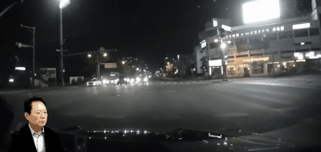 한 오토바이 운전자가 신호를 무시한 채 불법 좌회전하고 있다. 한문철 TV 캡처