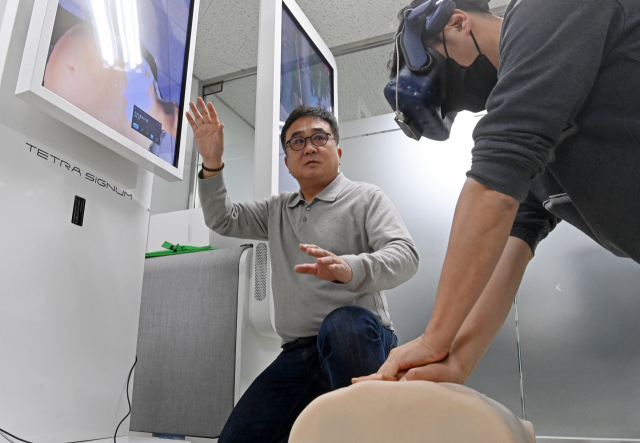 전상훈 테트라시그넘 대표가 인공지능(AI)과 가상현실(VR) 기술을 접목해 개발한 심폐소생술 훈련 시스템 '메타CPR' 사용법에 대해 소개하고 있다. 성형주 기자