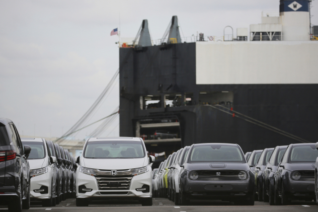 일본 요코하마 항구에서 수출되기 위해 대기 중인 차량들의 모습. AP연합뉴스
