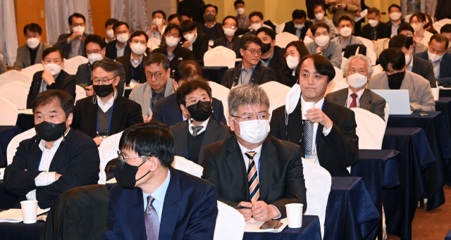 8일 서울 강남구 한국과학기술회관에서 열린 ‘2022 우주포럼’에서 참석자들이 토론을 경청하고 있다.