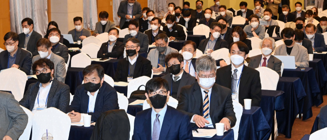 8일 서울 강남구 한국과학기술회관에서 열린 ‘2022 우주포럼’에서 참석자들이 토론을 경청하고 있다.