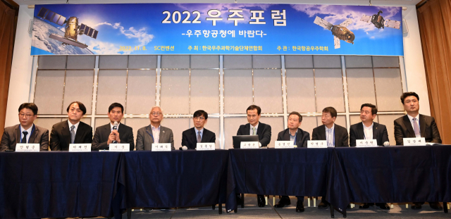 8일 서울 강남구 한국과학기술회관에서 열린 ‘2022 우주포럼’에서 참석자들이 토론을 하고 있다. 한국항공우주학회 등 한국우주과학기술단체연합회와 서울경제가 함께한 ‘우주항공 컨트롤타워의 위상과 과제’에 관한 특별 좌담회에서 안형준(왼쪽부터) 국가우주정책연구센터 팀장, 이재진 한국천문연구원 본부장, 이준 한국항공우주연구원 본부장, 이태식 차기 과총 회장, 김종암 한국항공우주학회 회장, 고광본 서울경제 선임기자, 송경민 한국우주기술진흥협회 회장, 박명구 한국천문학회 회장, 이준원 한화에어로스페이스 상무, 김상배 서울대 정치외교학부 교수가 의견을 교환하고 있다. 권욱 기자