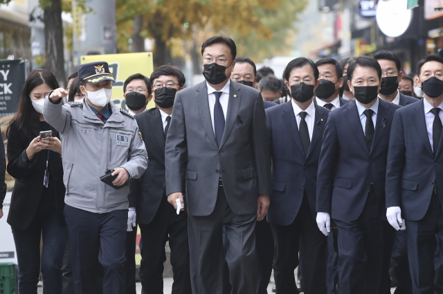 정진석 국민의힘 비상대책위원장이 9일 오후 서울 용산구 이태원 참사 현장을 방문하고 있다. 권욱 기자