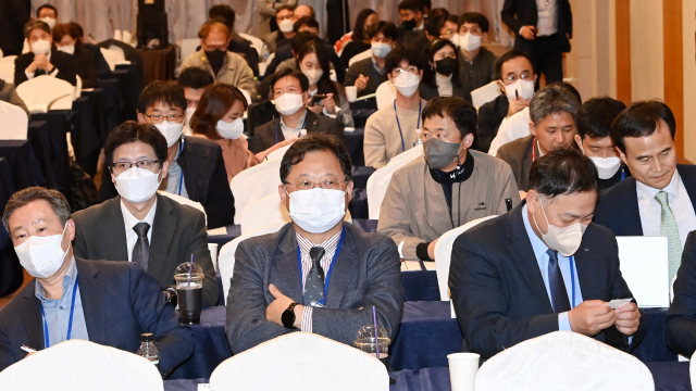 8일 서울 강남구 한국과학기술회관에서 열린 ‘2022 우주포럼’에서 참석자들이 토론을 경청하고 있다.