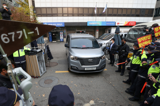 검찰이 9일 서울 여의도 민주당사에 있는 정진상 당 대표 정무조정실장 사무실을 압수 수색한 뒤 차량으로 이동하고 있다. 연합뉴스