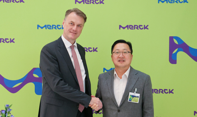 이장우(오른쪽) 대전시장이 독일 다름슈타트에 있는 MERCK 본사를 방문해 마티아스 하인젤(왼쪽) 머크 라이프사이언스 CEO와 악수를 나누고 있다. 사진제공=대전시