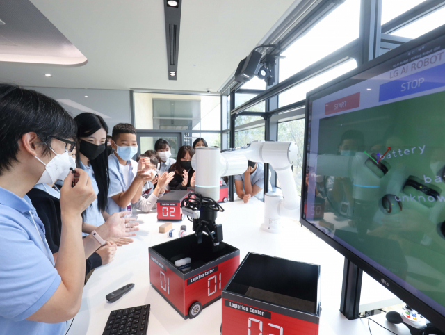 서울 마곡 LG디스커버리랩 서울에서 학생들이 로봇을 보며 AI를 학습하고 있다. 사진제공=LG그룹