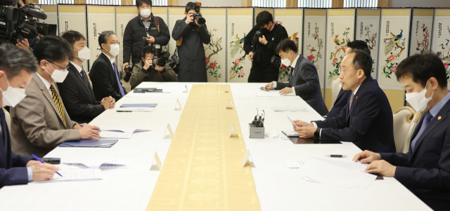 추경호 부총리 겸 기재부 장관이 10일 정부서울청사에서 원희룡 국토교통부 장관과 김주현 금융위원장 이복현 금융감독원장 등이 참석한 가운데 열린 부동산 관계장관회의를 주재하며 발언하고 있다. /연합뉴스