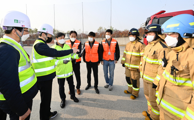 10일 서울 강서구 김포공항 장비관리소에서 윤형중 한국공항공사 사장(왼쪽 2번째)이 현장 근무자들에게 철저한 시설물 관리와 점검을 당부하고 있다./사진제공=한국공항공사