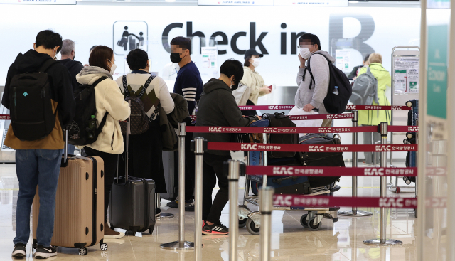 서울 강서구 김포국제공항 국제선 카운터에서 탑승객들이 김포~하네다 항공편 탑승수속을 기다리고 있다./연합뉴스