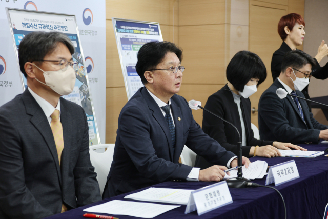 이정원 국무2차장(왼쪽에서 두 번째)이 8일 정부서울청사 브리핑실에서 문화재청 문화재보존국장과 해수부 정책기획관, 과기부 정보보호네트워크정책관이 배석한 가운데 제2차 규제혁신 전략회의 브리핑을 하고 있다. 연합뉴스