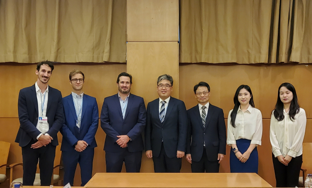 임상섭(왼쪽에서 네번째) 산림청 차장이 애론 블룸가든(″세번째) 리프(LEAF) 연합 대표가 면담을 가진 뒤 양기관 관계자들과 기념촬영을 하고 있다. 사진제공=산림청