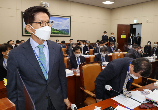 김문수 경제사회노동위원장이 지난달 24일 국회에서 열린 환경노동위원회 고용노동부 등에 관한 국정감사에 참석하고 있다. 연합뉴스