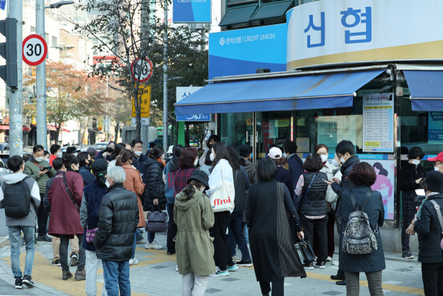 서울 관악신협 앞에서 연 10% 금리를 제공하는 특판 적금에 가입하기 위해 영업시간 전부터 번호표를 뽑은 시민들이 대기하고 있다. 연합뉴스