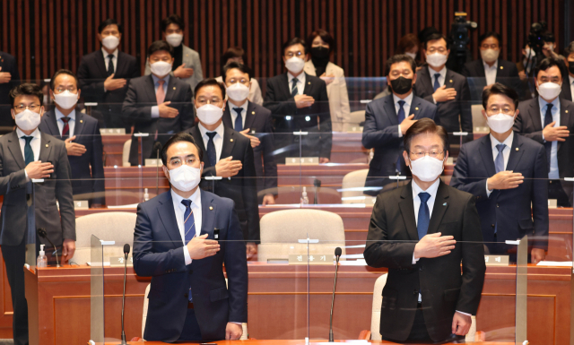 이재명(오른쪽) 더불어민주당 대표와 박홍근 원내대표 등 참석 의원들이 10일 국회에서 열린 의원총회에서 국민의례를 하고 있다. /연합뉴스