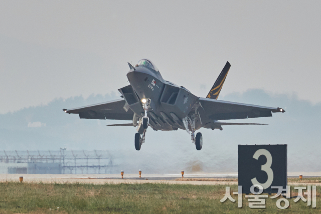 KF-21전투기 2호기도 날았다…국산 초음속전투기 순항