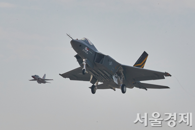 KF-21 전투기 시제 2호기(오른쪽)가 2022년 11월 10일 경남 사천 공군기지 제 3훈련비행단 활주로에서 이륙후 첫 비행시험을 진행하고 있다. 사진제공=방사청