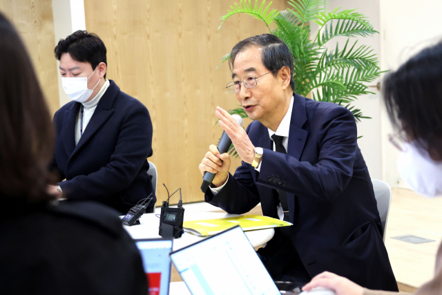 한덕수 국무총리가 10일 정부서울청사에서 출입 기자들과 만나 백브리핑을 하고 있다. 연합뉴스