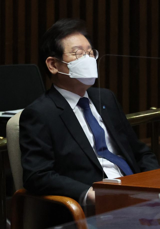 이재명 더불어민주당 대표가 10일 오후 국회에서 열린 본회의에서 잠시 눈을 감고 생각에 잠겨 있다. 연합뉴스
