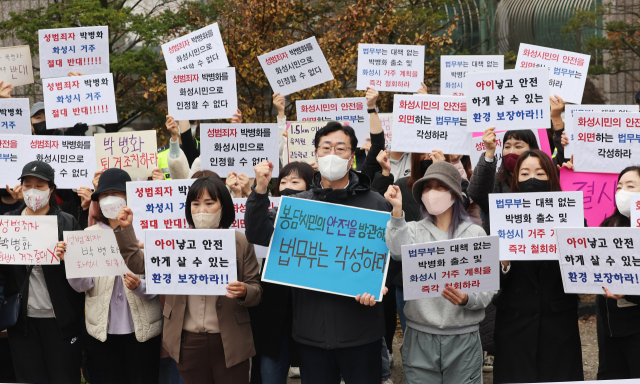 연쇄성폭행범 박병화 거주지인 경기도 화성시의 한 원룸에서 1일 오전 정명근 화성시장과 인근 학교 학부모 및 주민들이 박병화의 퇴거를 요구하는 기자회견을 하고 있다. 화성=연합뉴스