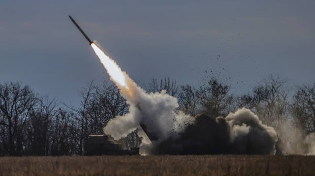 우크라이나군이 5일(현지시간) 헤르손 전선에서 고속기동포병로켓시스템(HIMARS)을 활용해 러시아 측에 미사일을 쏘고 있다. EPA연합뉴스