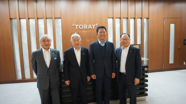 김장호구미시장(오른쪽 두번째)이 도레이 일본 본사에서 임원들과 기념촬영을 하고있다.