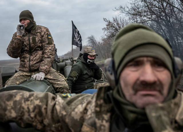 9일(현지시간) 우크라이나 동부 헤르손 최전선 부근에서 우크라이나 군인들이 2S7 피온 자주포 위에 올라타 있다. 연합뉴스
