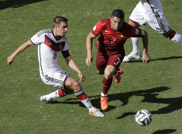 2014 브라질 월드컵 조별리그 독일전에서 볼 다투는 크리스티아누 호날두. AP연합뉴스
