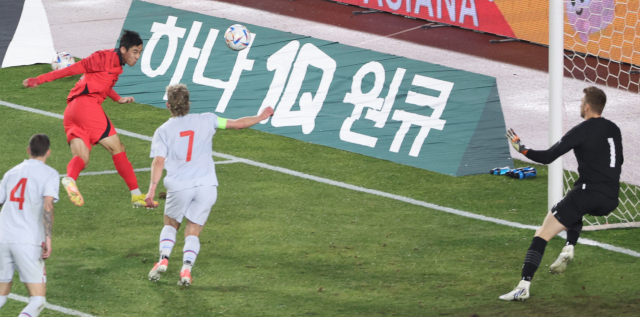 축구 대표팀 송민규가 11일 아이슬란드와 평가전에서 헤딩골을 터뜨리고 있다. 연합뉴스