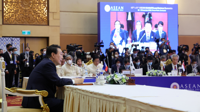 윤석열 대통령이 11일 오후 캄보디아 프놈펜 소카호텔에서 열린 한·아세안 정상회의에 참석, 모두발언을 하고 있다. 연합뉴스