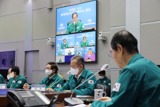 한덕수 국무총리가 휴일인 12일 정부서울청사 중앙재난안전대책본부 상황실에서 이상민 행안부 장관 등이 참석한 가운데 이태원 사고 중대본 회의를 주재하며 발언하고 있다.연합뉴스