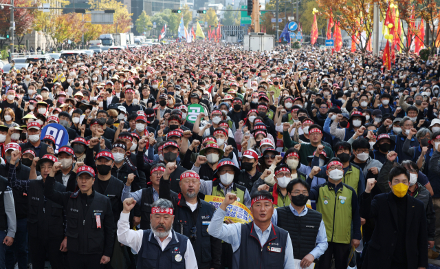 지난달 29일 서울시의회 앞에서 열린 양대노총 '공공노동자 총력 결의대회'에서 참가자들이 구호를 외치고 있다. 연합뉴스