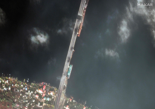 무너진 안토노우스키 다리를 찍은 위성사진. /AFP연합뉴스
