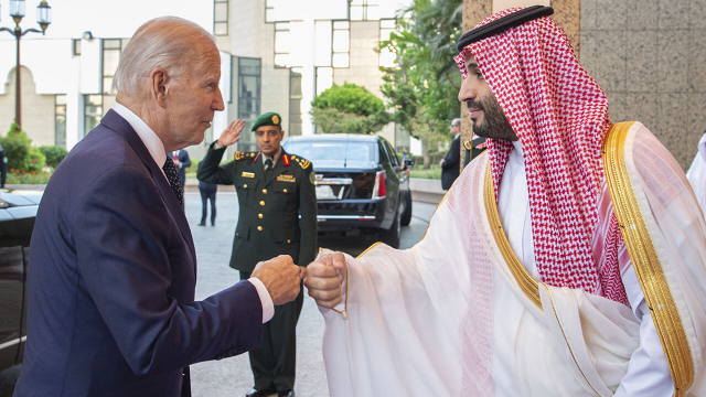 미국의 조 바이든 대통령이 지난 7월 사우디아라비아 제다에 도착해 모하메드 빈 살만 왕세자와 주먹 악수를 하고 있다