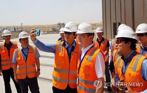 이재용(왼쪽 네 번째) 삼성전자 회장이 2019년 9월 사우디아라비아 리야드 도심 지하철 공사 현장을 방문해 임직원들과 기념 촬영을 하고 있다. 연합뉴스