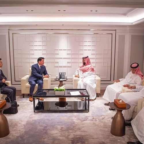 최태원(왼쪽) SK그룹 회장이 2019년 6월 방한 중인 빈 살만(〃 두 번째) 사우디아라비아 왕세자와 면담하고 있다. 사진 제공=사우디 프레스 에이전시 인스타그램