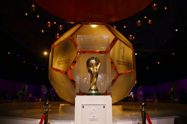 2022 카타르 월드컵 트로피. FIFA 공식 트위터