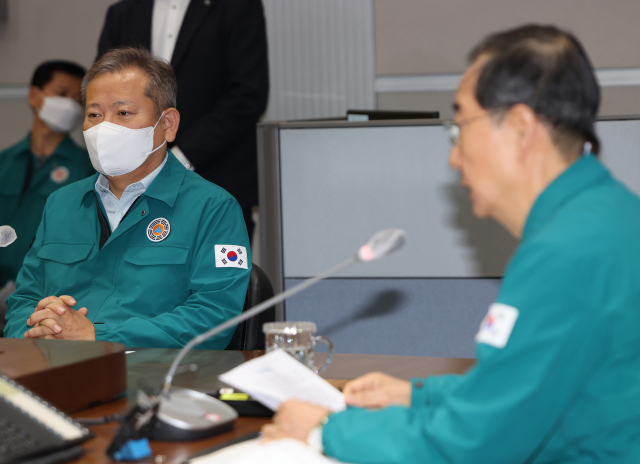 국 이상민 행정안전부 장관이 13일 오전 정부서울청사에서 열린 이태원 사고 중앙재난안전대책본부 회의에서 한덕수 국무총리의 발언을 듣고 있다. 연합뉴스