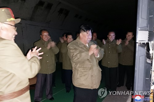 김정은 북한 국무위원장이 지난 10월 12일 자칭 전술핵운용부대를 방문해 장거리전략순항미사일 시험발사를 지도하고 있다. 최근 한미동맹 및 한미일 안보협력은 강화되고 있고, 조 바이든 정부는 최근 중간선거에서 선전하면서 북한의 잇따른 군사도발 효과는 빛을 바랬다. 조선중앙통신·연합뉴스