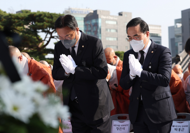 정진석 국민의힘 비상대책위원장과 박홍근 더불어민주당 원내대표가 지난 11일 오후 서울 강남구 봉은사에서 열린 '상월결사 3주년 이태원 참사 추모법회'에 참석해 합장하며 희생자들을 애도하고 있다. / 연합뉴스