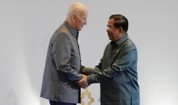 12일 아세안 정상회의 행사에서 만난 조 바이든 미국 대통령(왼쪽)과 훈센 캄보디아 총리(오른쪽)가 악수를 나누고 있다. AP 연합뉴스 캡처